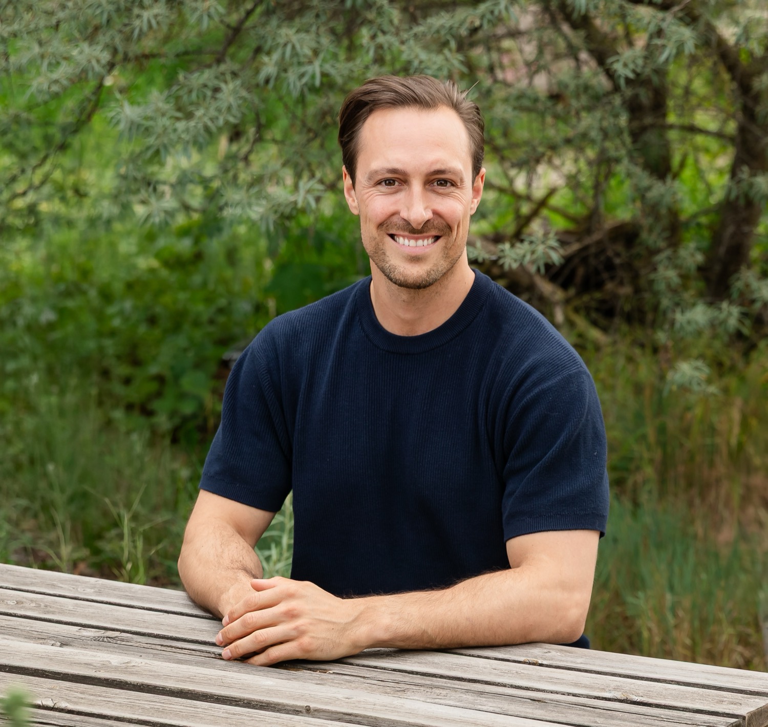 Fabian Frieling draussen am Tisch in der Natur